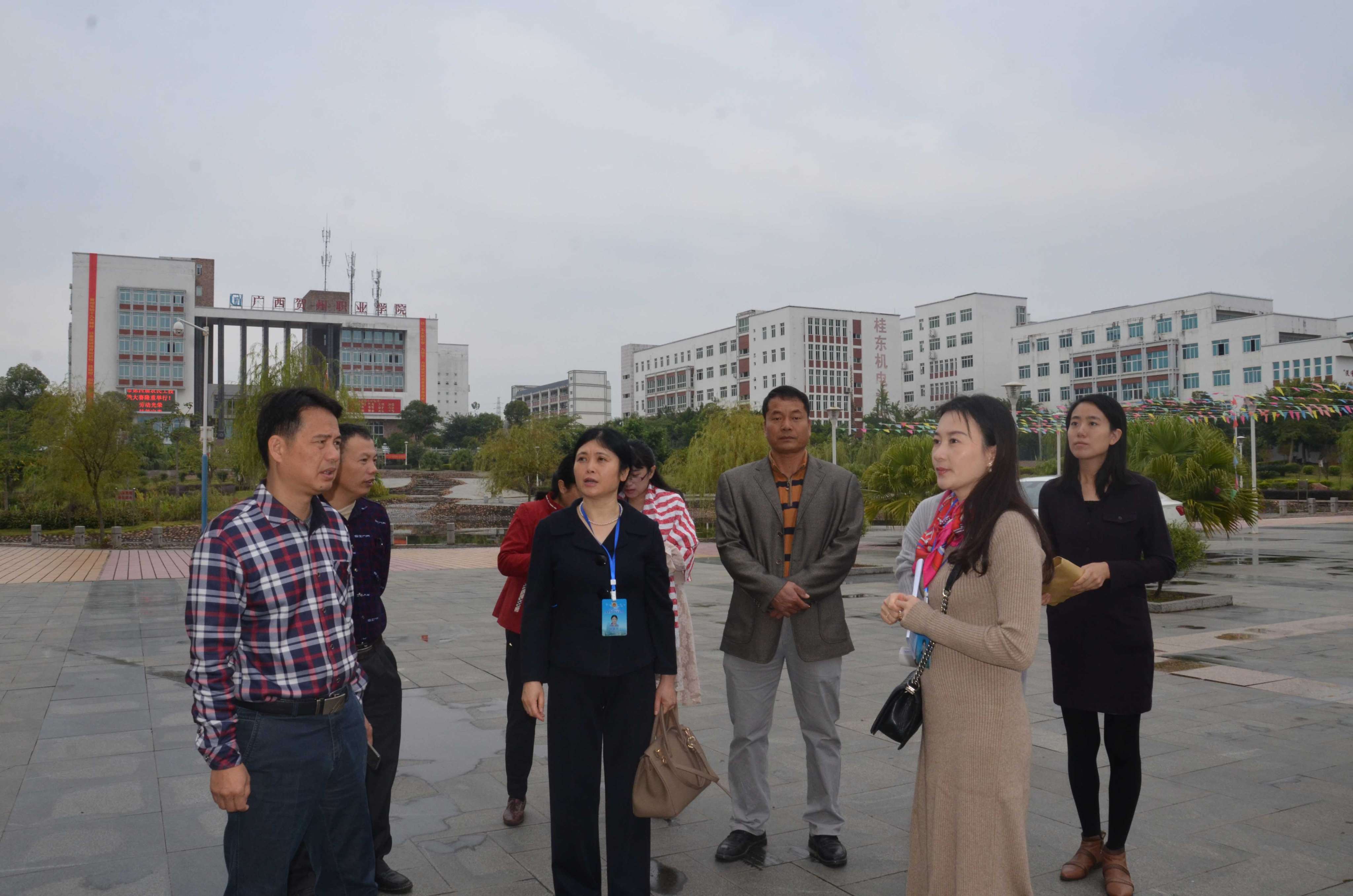 10月18日,广西医科大学高等职业技术学院院长周素芳,副院长曾志励