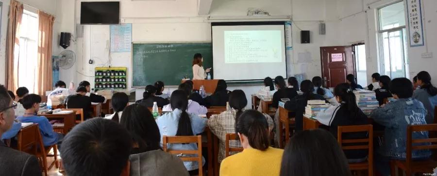 刘虹含讲解授课学生认真听课检查组及学院领导认真听课课后,学院双方