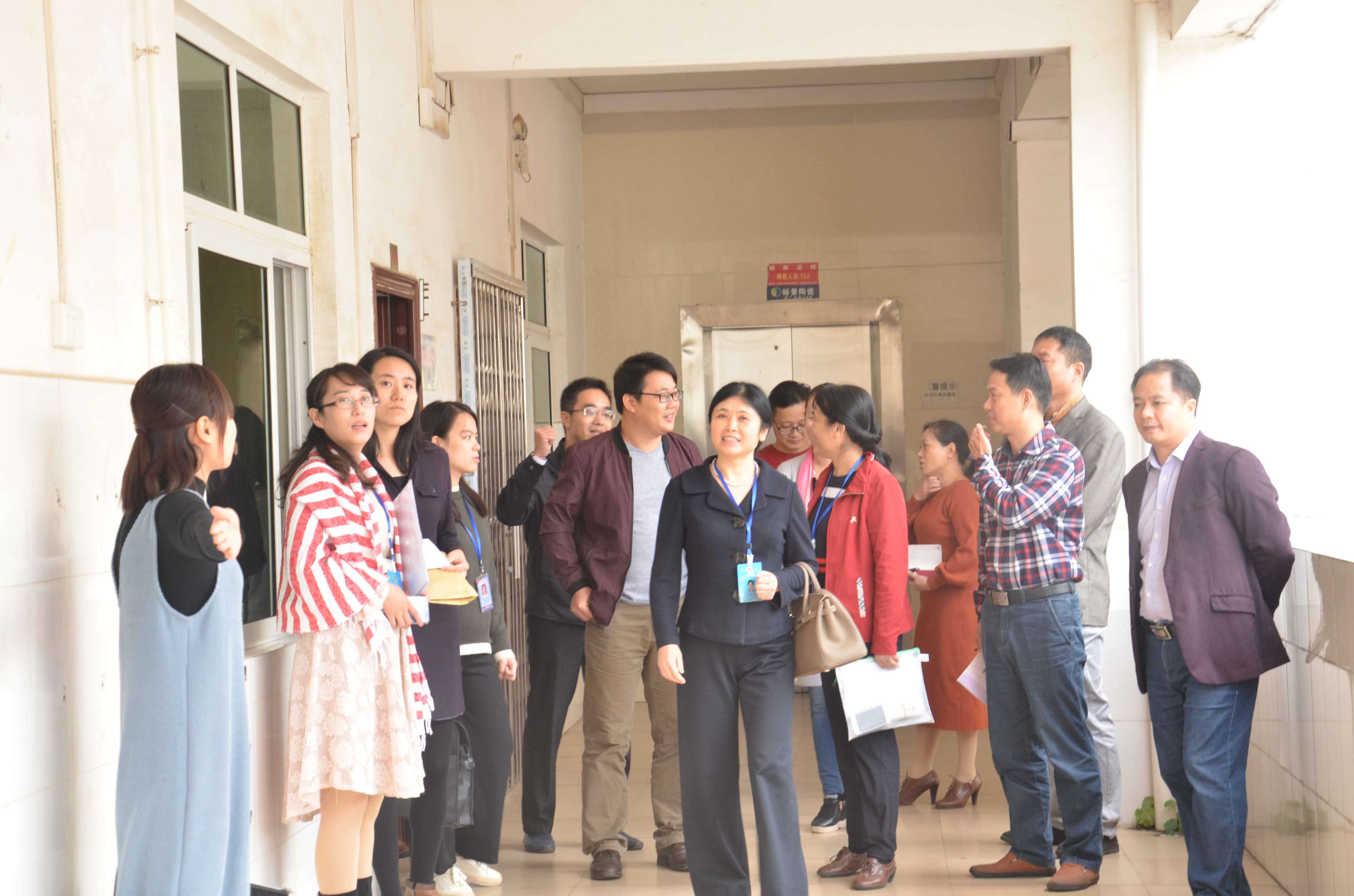 10月18日,广西医科大学高等职业技术学院院长周素芳,副院长曾志励