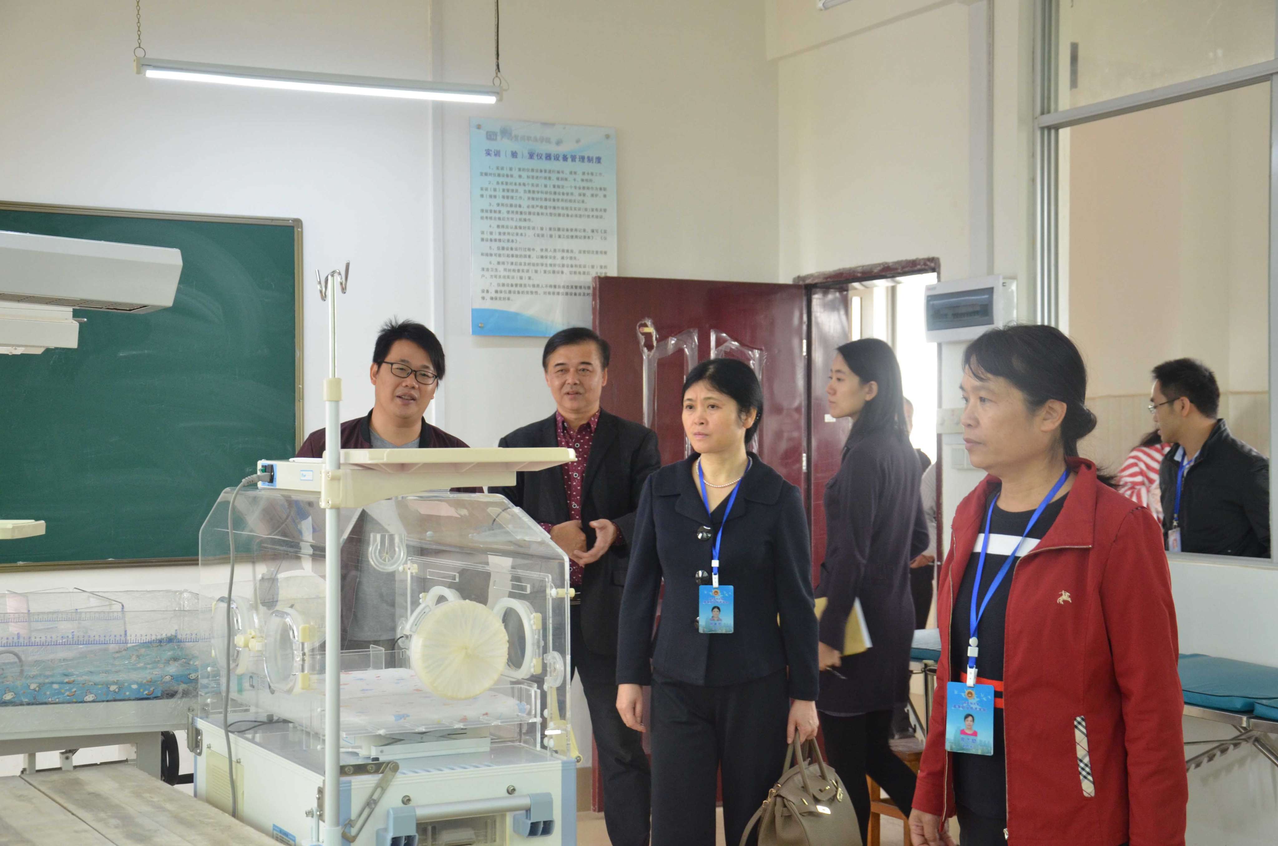 10月18日,广西医科大学高等职业技术学院院长周素芳,副院长曾志励